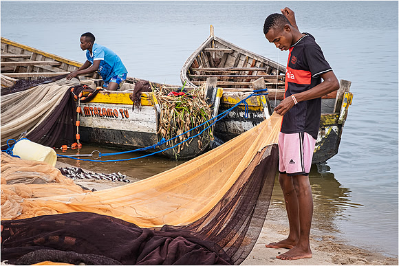 Karen Telling_Mending fishing nets, Lake Victoria