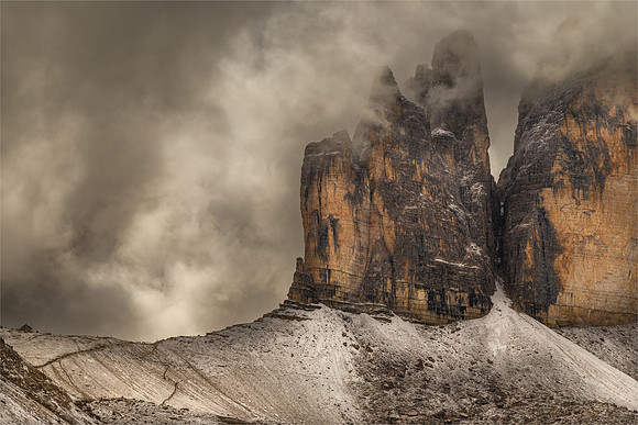 David Zinzan_Hikers on the ridge