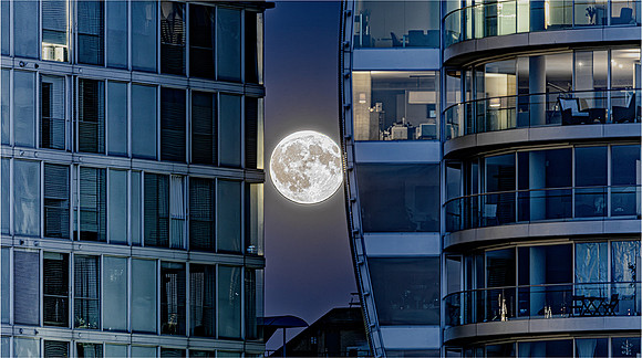 David Newman_Buck Moon Rising Between Thameside Apartments