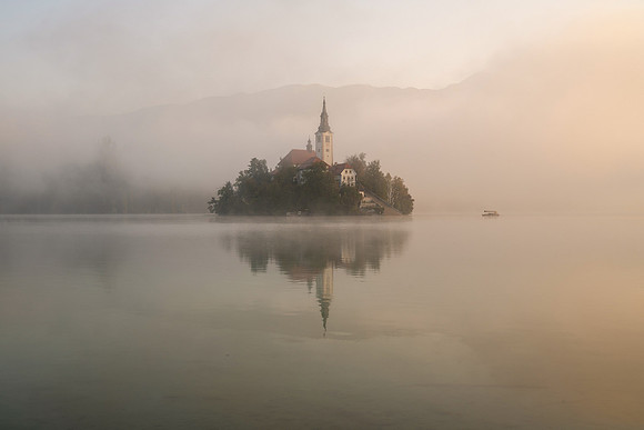 Nicky Rochussen_Lake Bled at sunrise on a misty morning