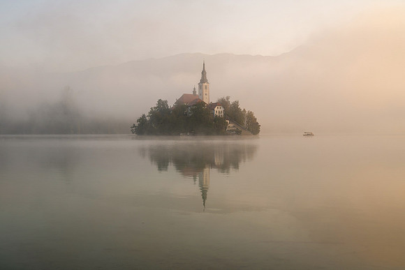 Nicky Rochussen_Lake Bled at sunrise on a misty morning