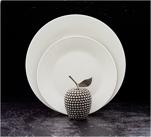 Michelle Pearce_An apple and plates
