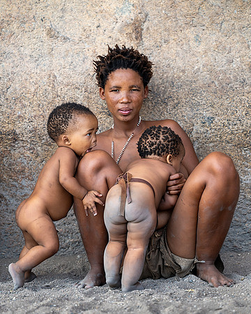 Nicky Rochussen_San mother and children